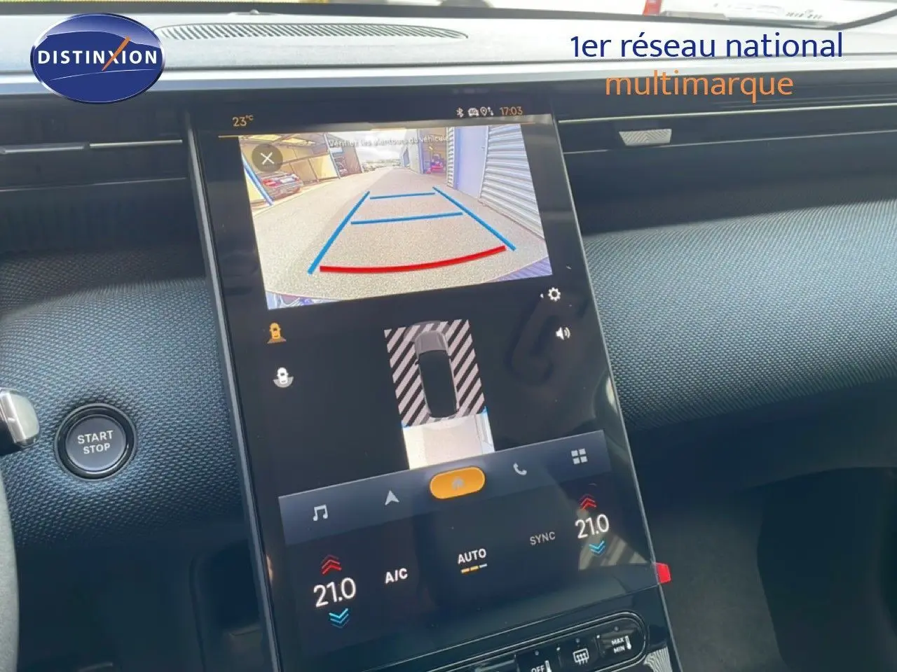 Écran central tactile du Citroën C5 Aircross Hybrid vert Astoria, affichant la caméra de recul et la climatisation à 21°C.