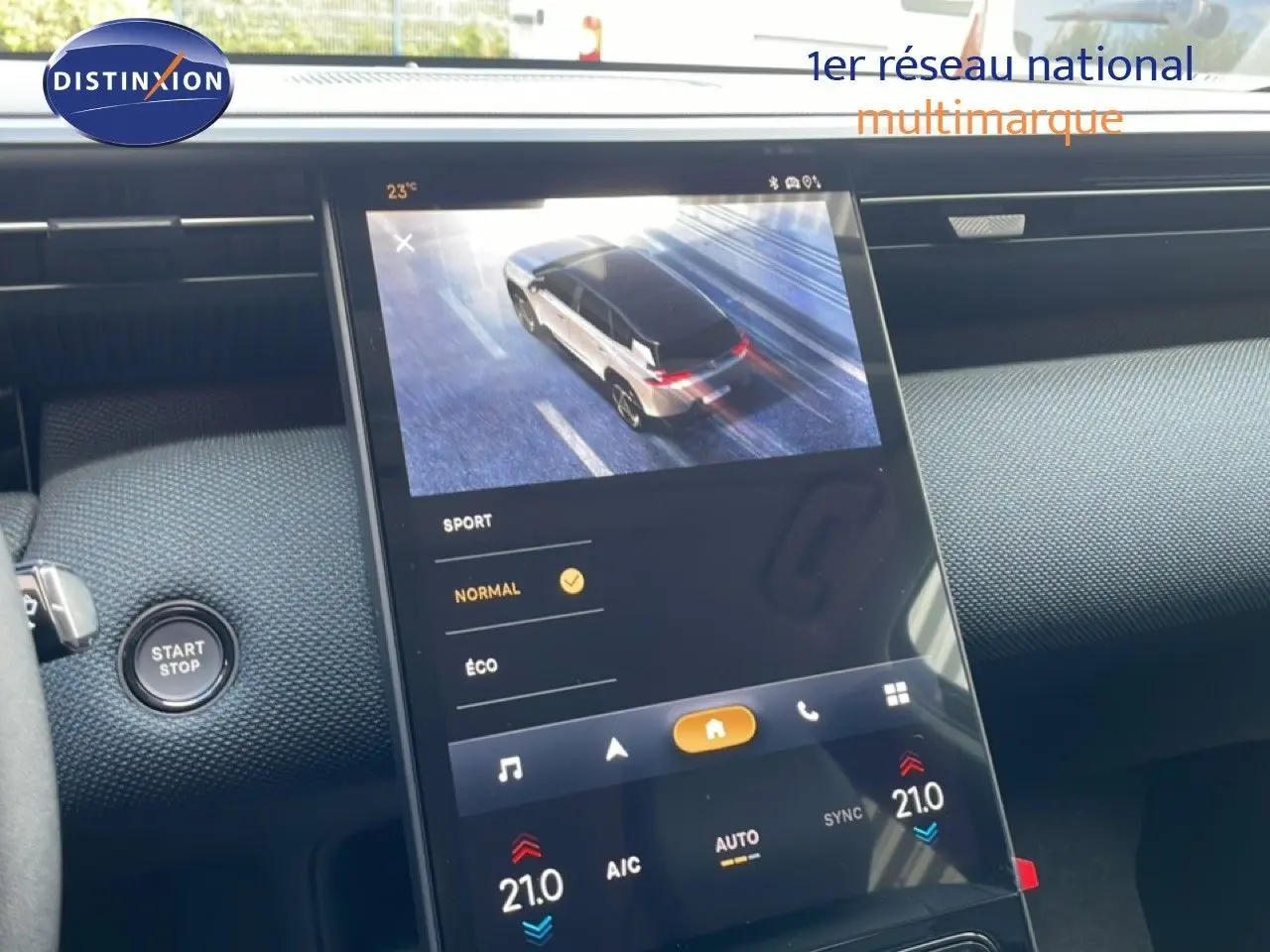 Écran tactile central du Citroën C5 Aircross Hybrid, affichant les modes de conduite, intérieur noir avec bouton Start/Stop.