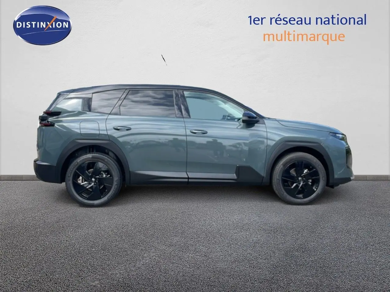 Profil droit d'un Citroën C5 Aircross Hybrid 145ch vert Astoria métallisé avec jantes noires et toit noir.