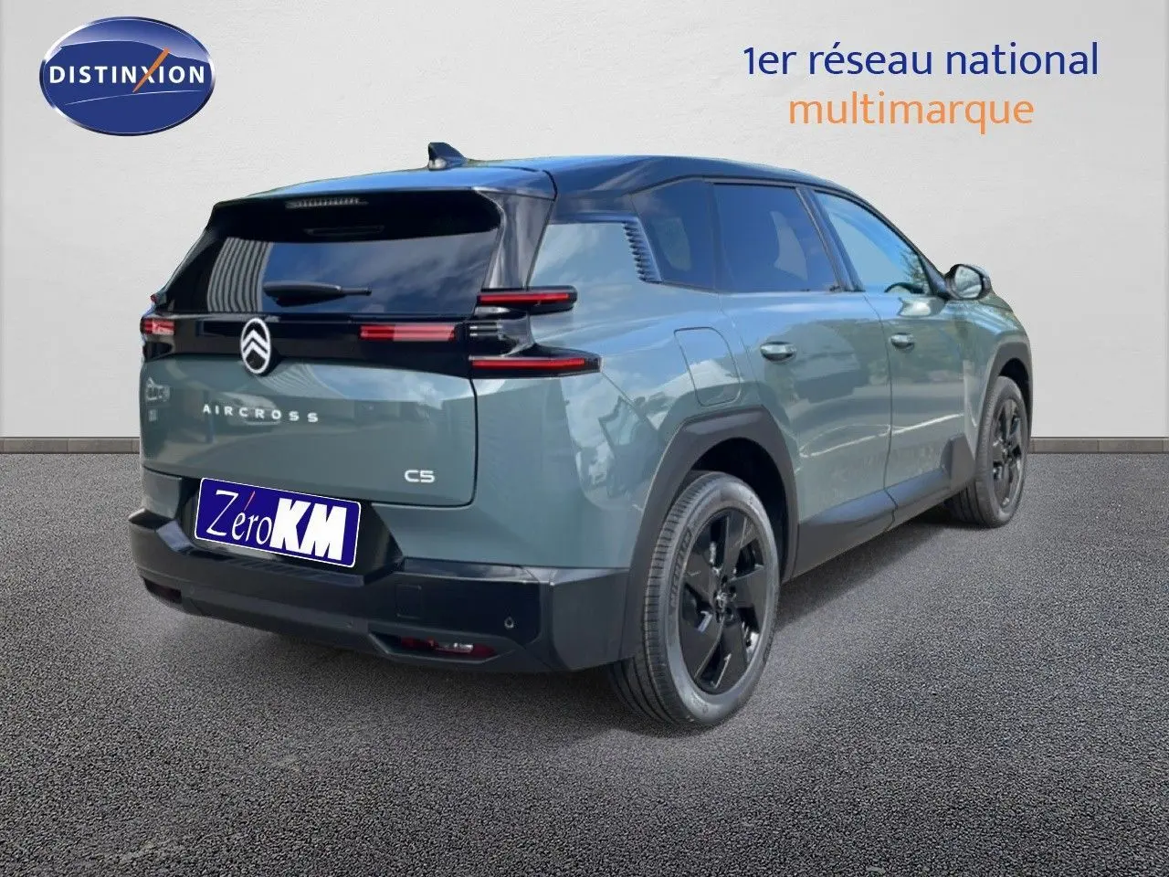 Vue 3/4 arrière droite d'un Citroën C5 Aircross Hybrid vert Astoria métallisé avec toit noir et jantes noires.