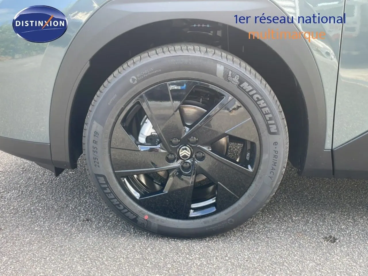 Gros plan sur la roue avant droite noire brillante du Citroën C5 Aircross Hybrid vert Astoria Metal.