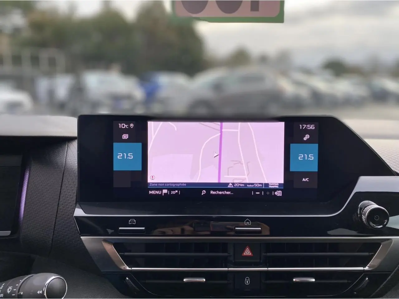 Écran tactile central affichant la navigation et la climatisation dans le tableau de bord d'une Citroën C4 2021.