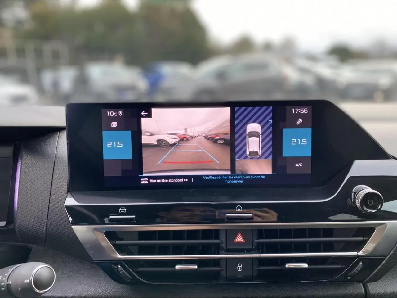Écran tactile central affichant la caméra de recul et la climatisation dans le tableau de bord d'une Citroën C4 2021.