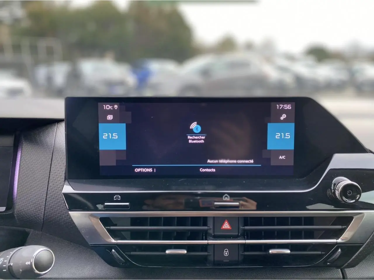 Tableau de bord de Citroën C4 2021 avec écran tactile central affichant la climatisation à 21,5°C.