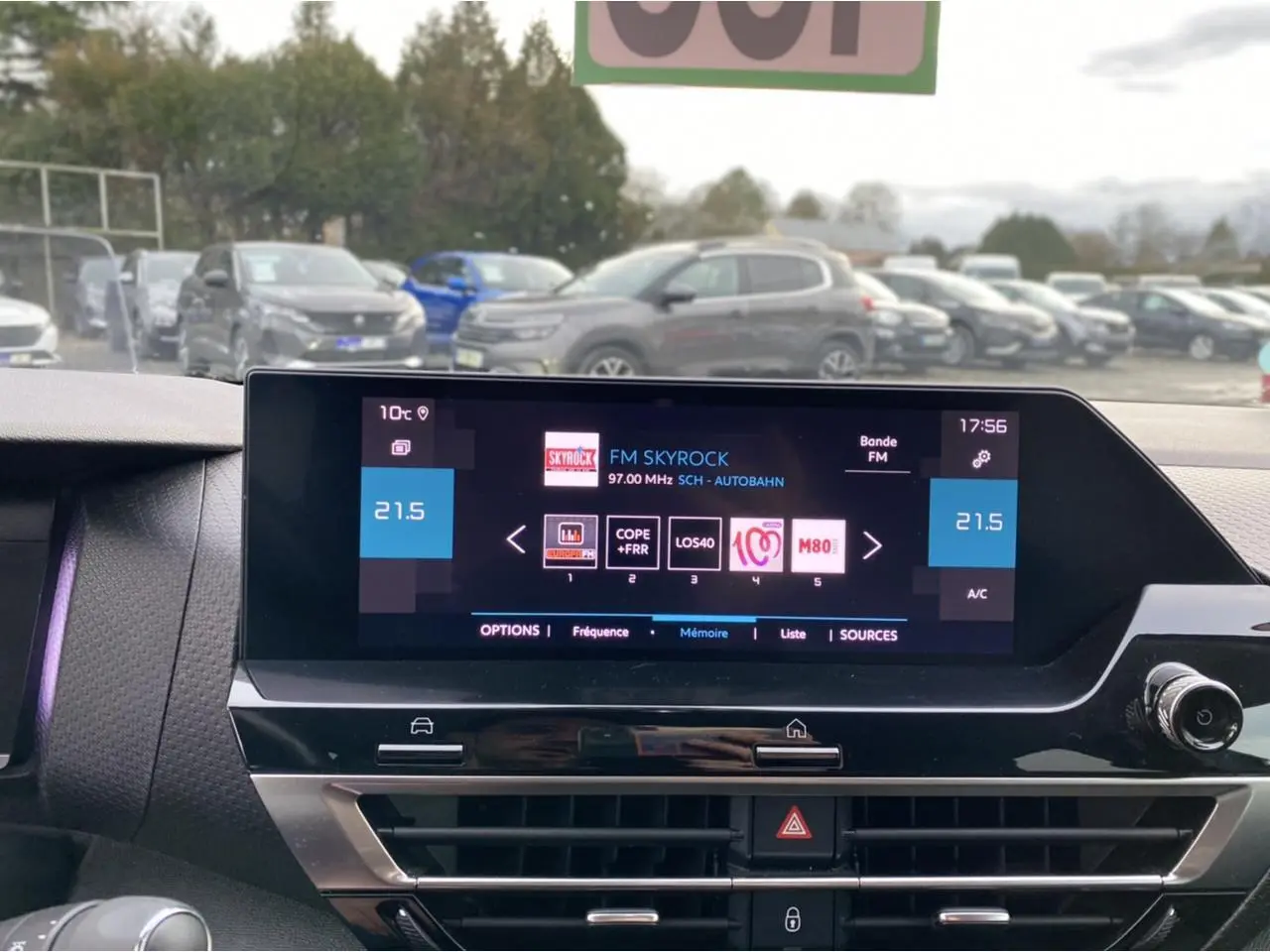 Écran tactile central de la Citroën C4 2021 affichant la radio FM Skyrock, avec commandes climatisation à 21,5°C.