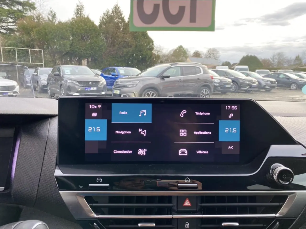 Tablette tactile 10 pouces du tableau de bord de la Citroën C4 2021, affichant les options de navigation et climatisation.