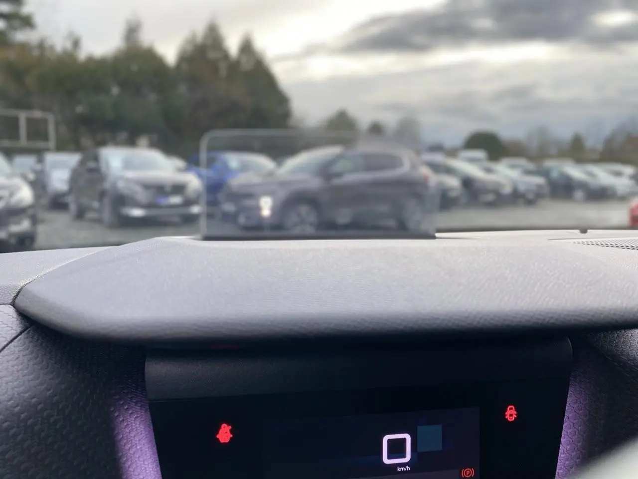 Affichage tête haute en couleur du combiné numérique d'une Citroën C4 bleu Iceland, vue depuis l'habitacle.