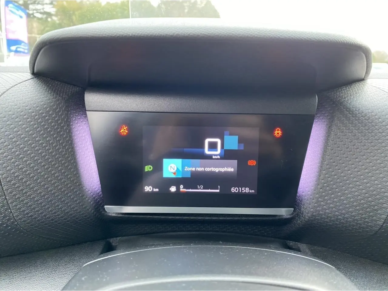 Combiné numérique couleur du tableau de bord de la Citroën C4 2021, affichant une navigation et alertes.