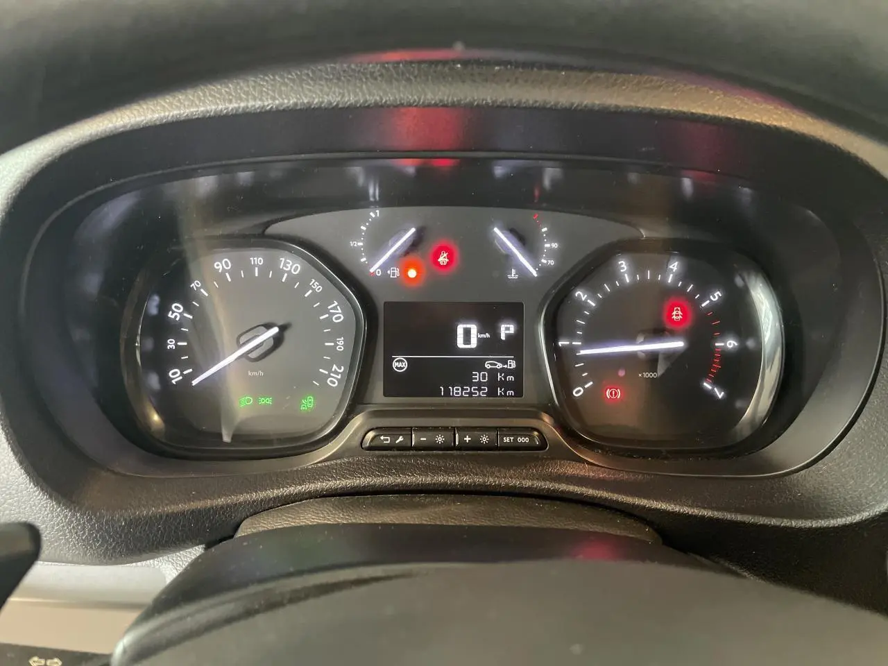 Vue rapprochée du tableau de bord noir de l'Opel Vivaro 2021, affichant la vitesse et le compte-tours.