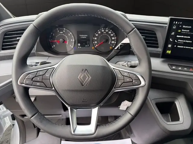 Vue intérieure du tableau de bord du Renault Master blanc 2025, avec volant multifonction et écran tactile central.