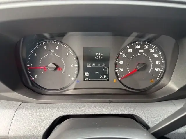 Vue rapprochée du combiné d'instrumentation digital du Renault Master blanc, affichant compte-tours, vitesse et informations de conduite.