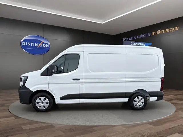 Vue latérale droite d'un Renault Master blanc, fourgon utilitaire avec portes arrière tôlées et jantes acier argentées.