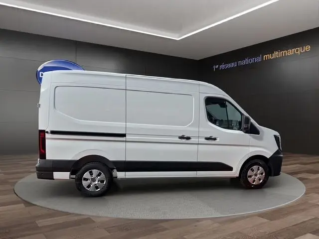 Vue latérale droite d’un Renault Master blanc 2025, fourgon utilitaire avec portes arrière tôlées et jantes argentées.