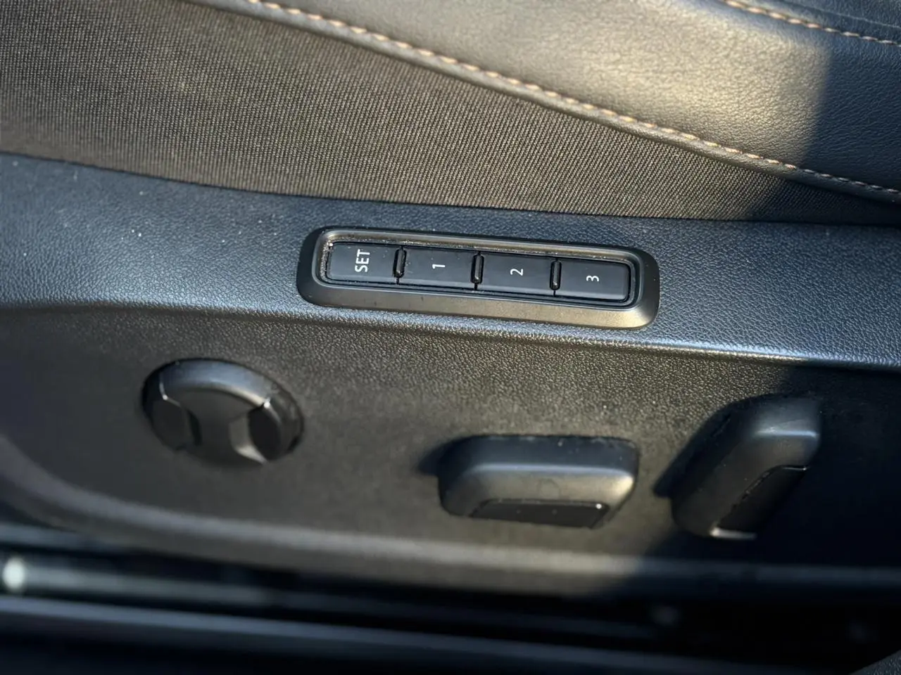 Tableau de bord numérique du CUPRA Formentor gris, affichant le compteur central et les informations de conduite.