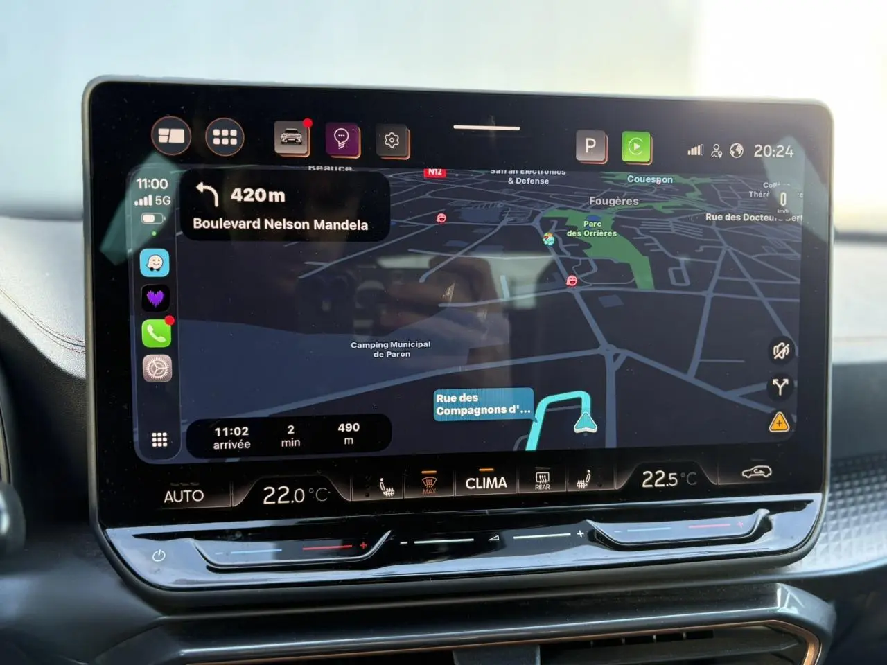 Écran tactile central du tableau de bord du CUPRA Formentor gris, affichant la caméra de recul et les réglages de climatisation.
