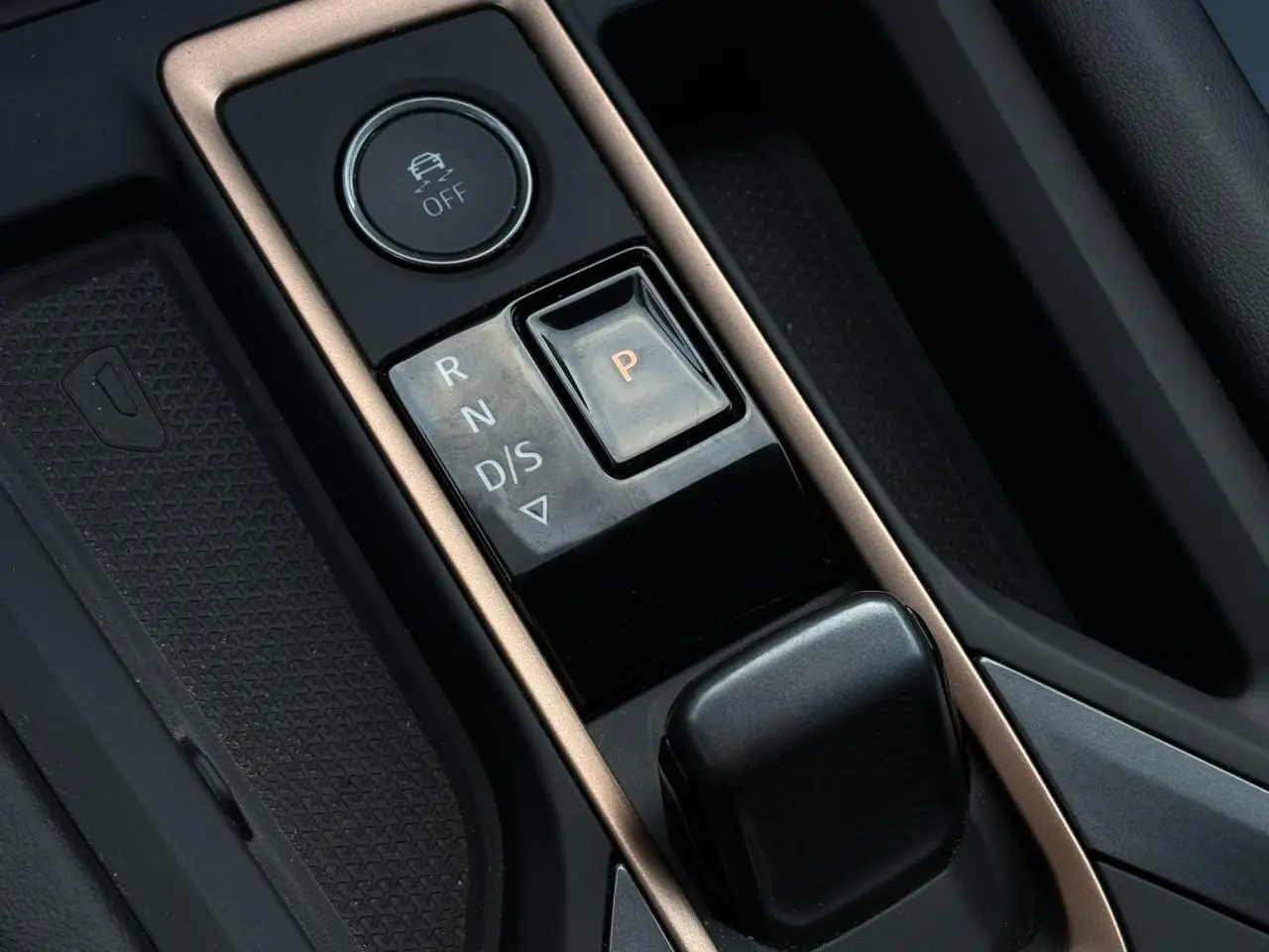 Gros plan sur la console centrale du CUPRA Formentor gris magnétique, mettant en valeur la zone de recharge et ports USB.