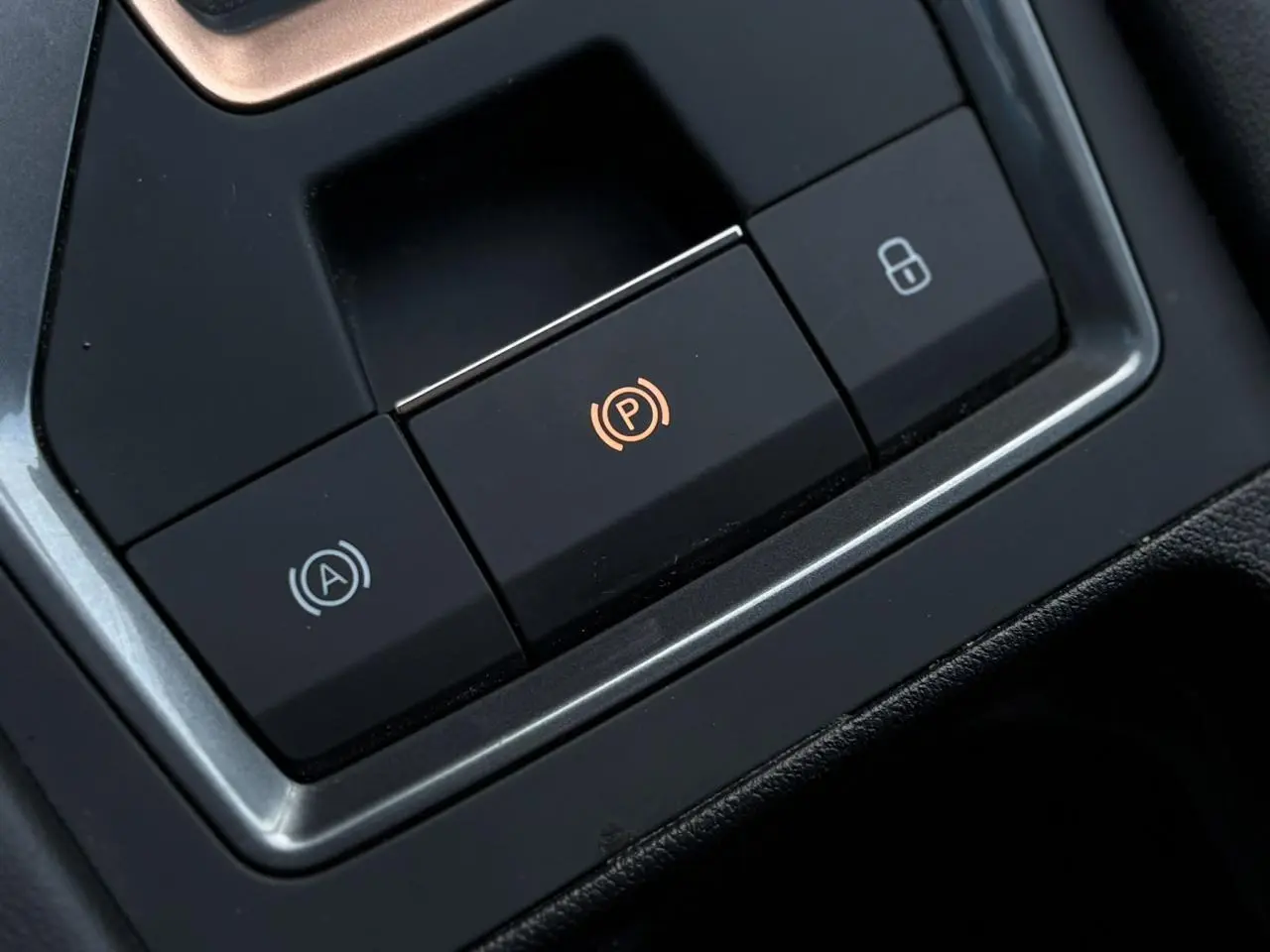 Gros plan sur la console centrale du CUPRA Formentor gris, mettant en valeur le sélecteur de boîte automatique DSG7.