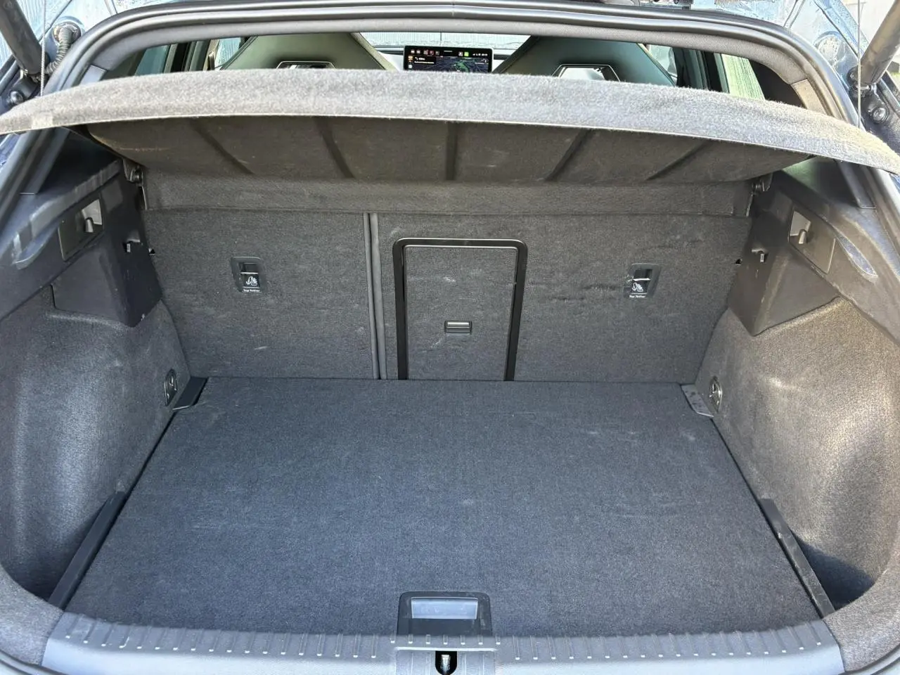 Coffre ouvert vu de l'arrière du CUPRA Formentor gris Magnétique, montrant l'espace de chargement et la trappe à skis.