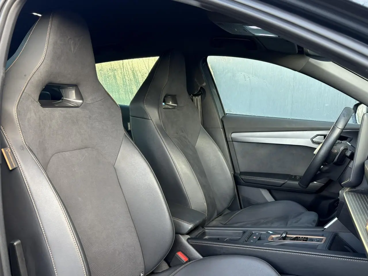 Gros plan sur la jante alliage 19'' Sandstorm côté avant droit du CUPRA Formentor gris magnétique.