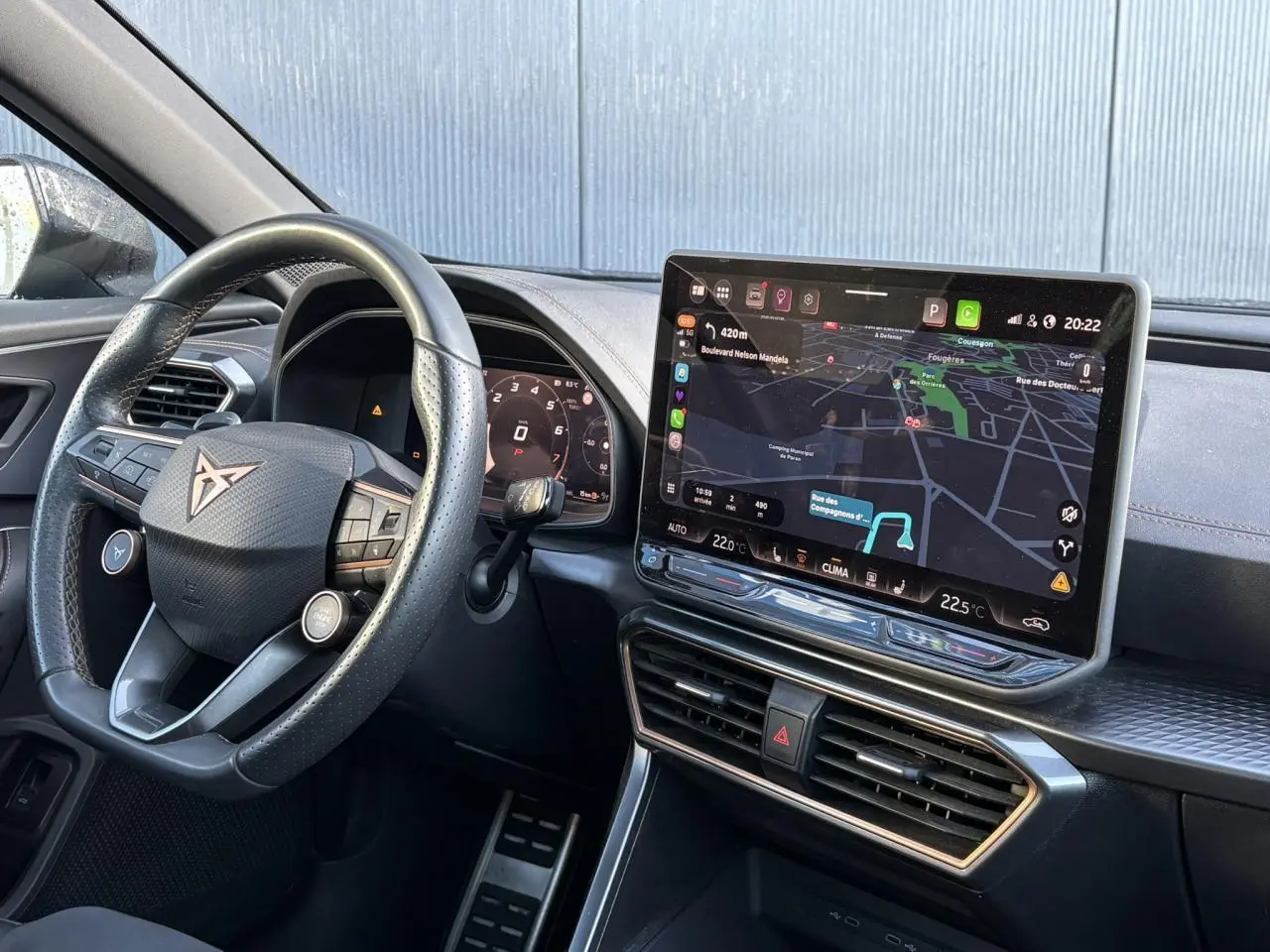 Intérieur avant du CUPRA Formentor 2025, sièges baquets suédine noir asphalte et volant Supersports en cuir.