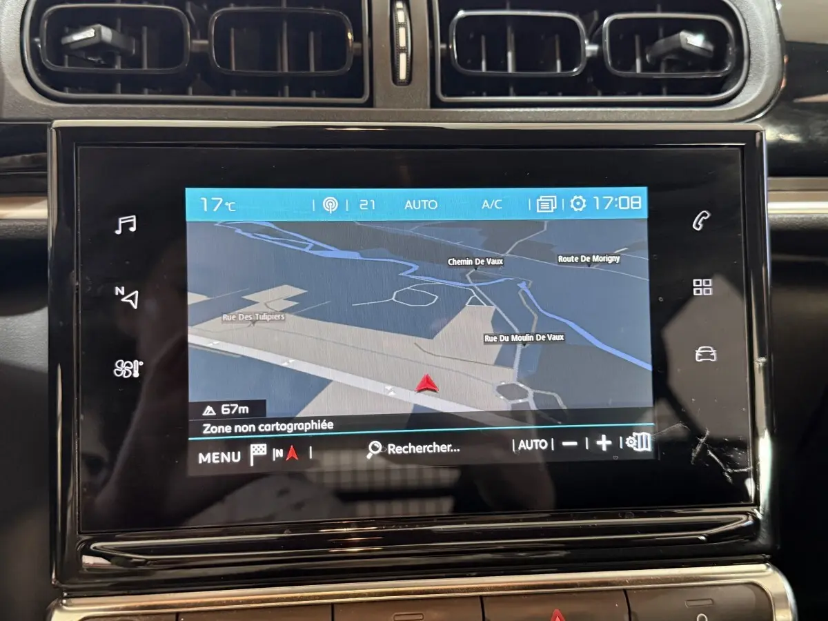 Écran tactile du système de navigation 7 pouces de la Citroën C3 blanc, affichage 3D avec carte routière.