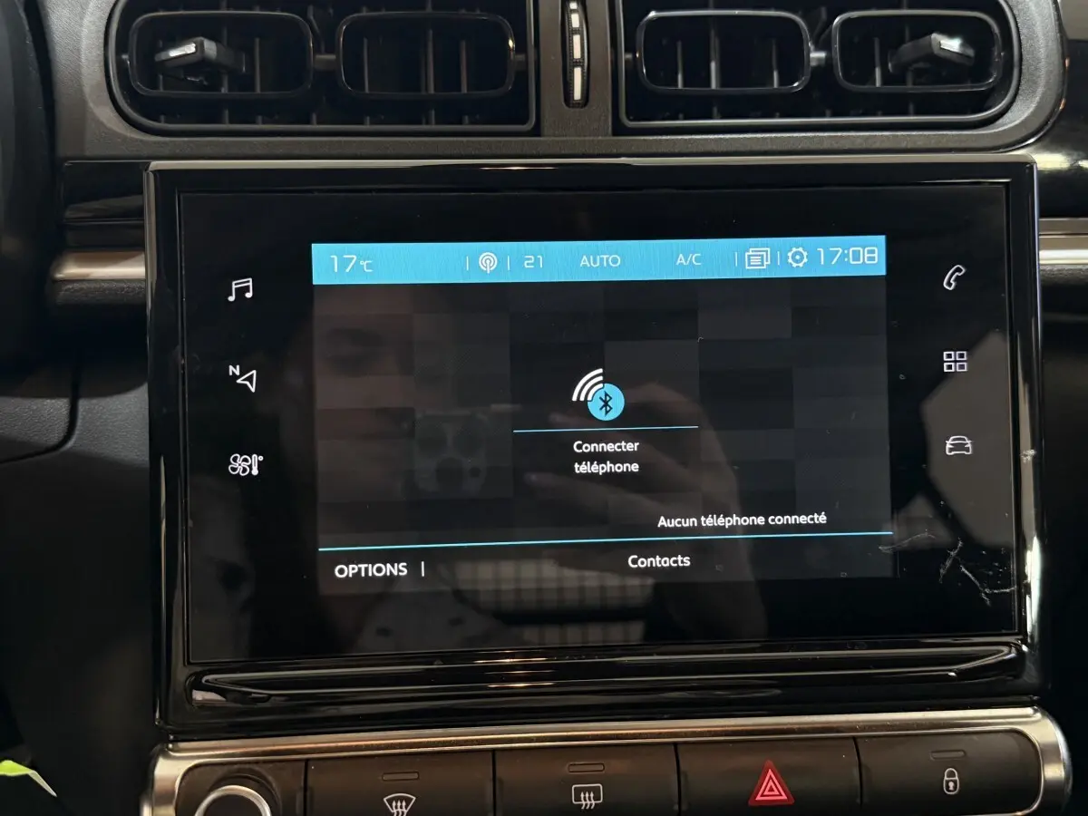 Écran tactile central de la Citroën C3 blanche 2021 affichant la connexion Bluetooth au téléphone.