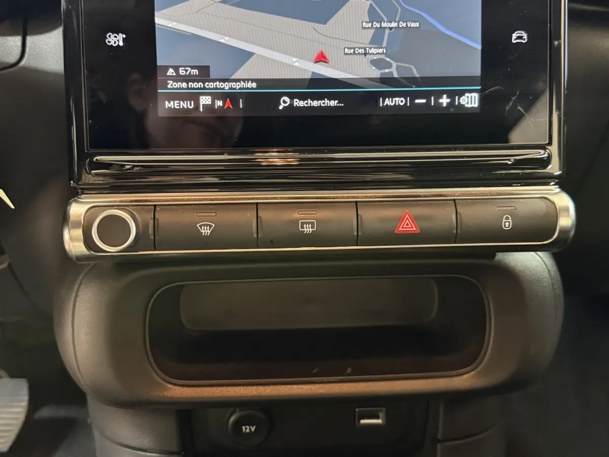 Gros plan sur la console centrale tactile et les boutons de commande de la Citroën C3 blanche, version Feel Nav 2021.