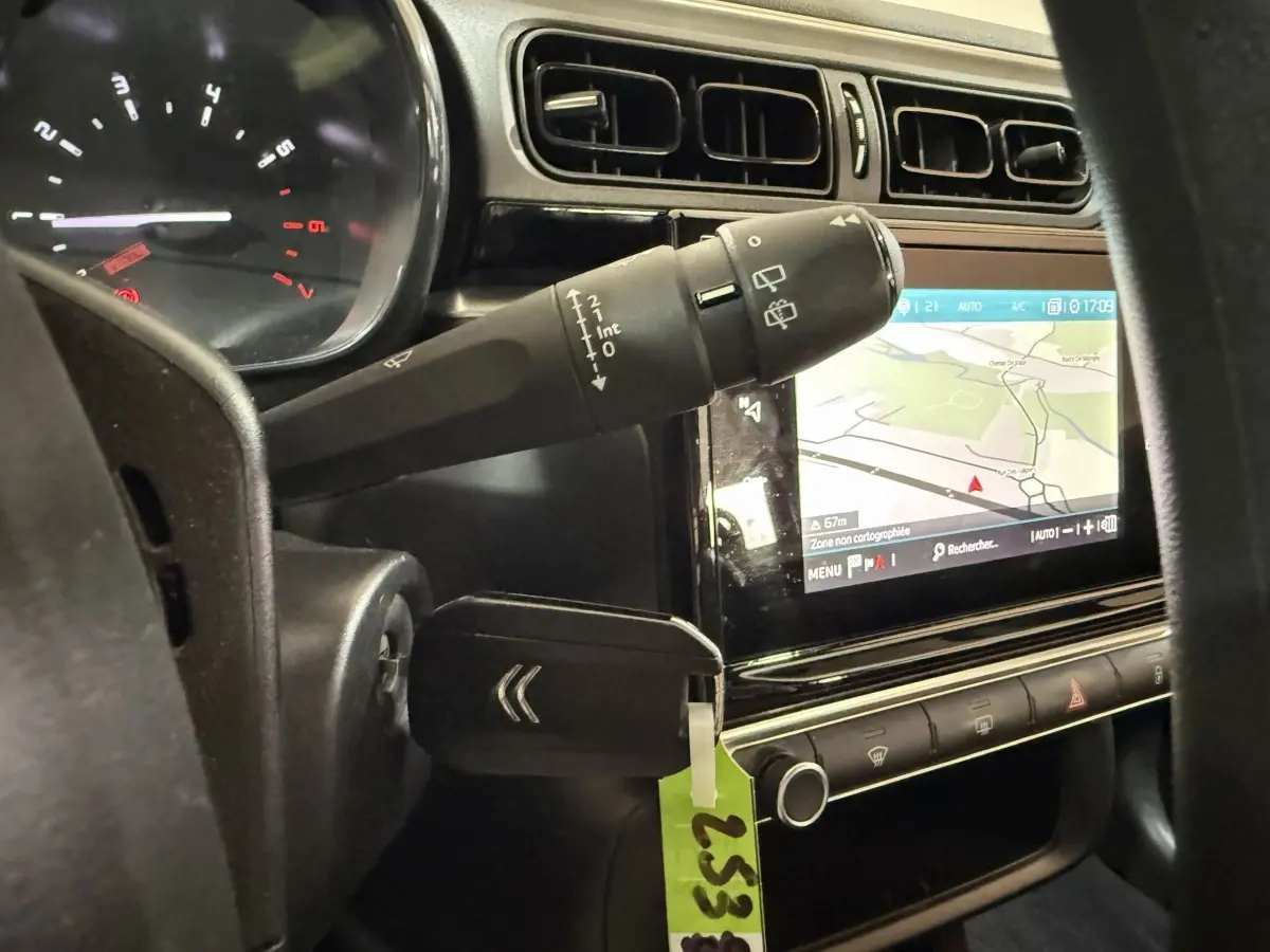 Vue intérieure du tableau de bord de la Citroën C3 blanche de 2021, avec écran tactile de navigation et commandes au volant.