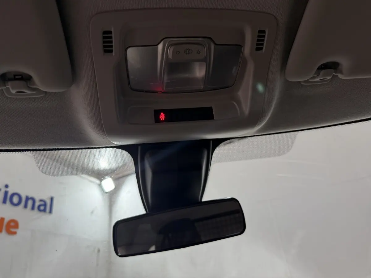 Vue intérieure du plafonnier et du rétroviseur central d'une Citroën C3 blanche, version 2021.