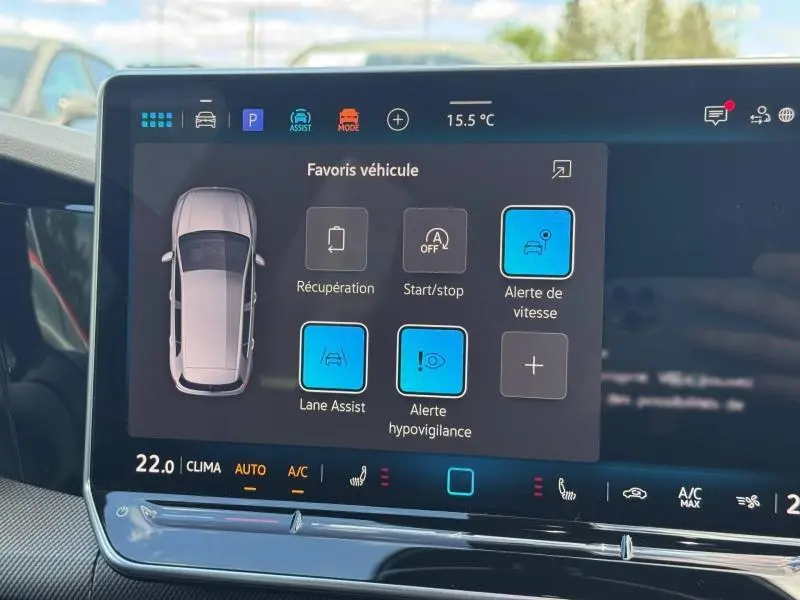 Écran tactile intérieur de la Volkswagen Golf 1.5 eTSI R-Line 2026 montrant les options d'assistance à la conduite.
