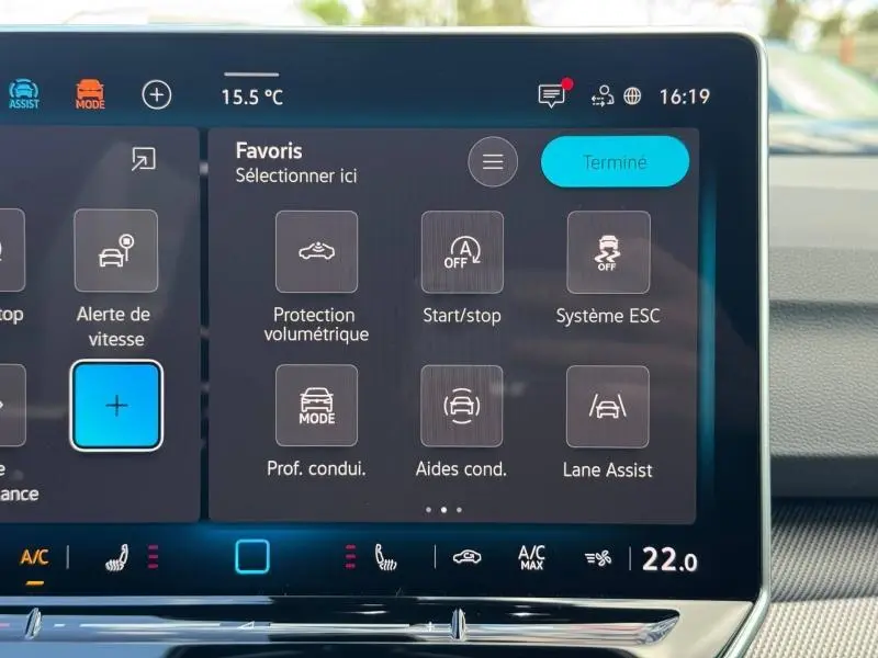 Vue rapprochée de l'écran tactile central de la Volkswagen Golf 1.5 eTSI R-Line 2026 en Gris Lunaire, affichant les aides à la conduite.