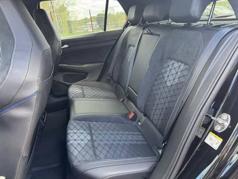 Vue latérale droite de la banquette arrière en tissu Sardegna et ArtVelours anthracite de la Volkswagen Golf gris lunaire.