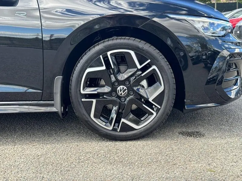 Gros plan sur la roue avant gauche noire et argentée d'une Volkswagen Golf 1.5 eTSI R-Line Edition 2026.