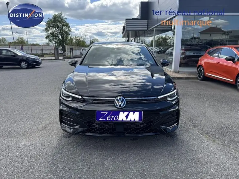 Vue avant d’une Volkswagen Golf 1.5 eTSI R-Line noire brillante avec calandre sportive et logo VW centré.