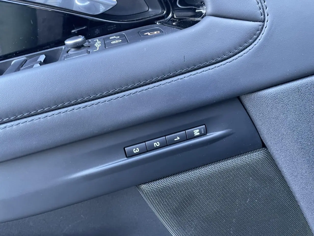 Détail côté gauche de la porte intérieure cuir gris du Range Rover Evoque 2019 avec commandes mémoire des sièges.