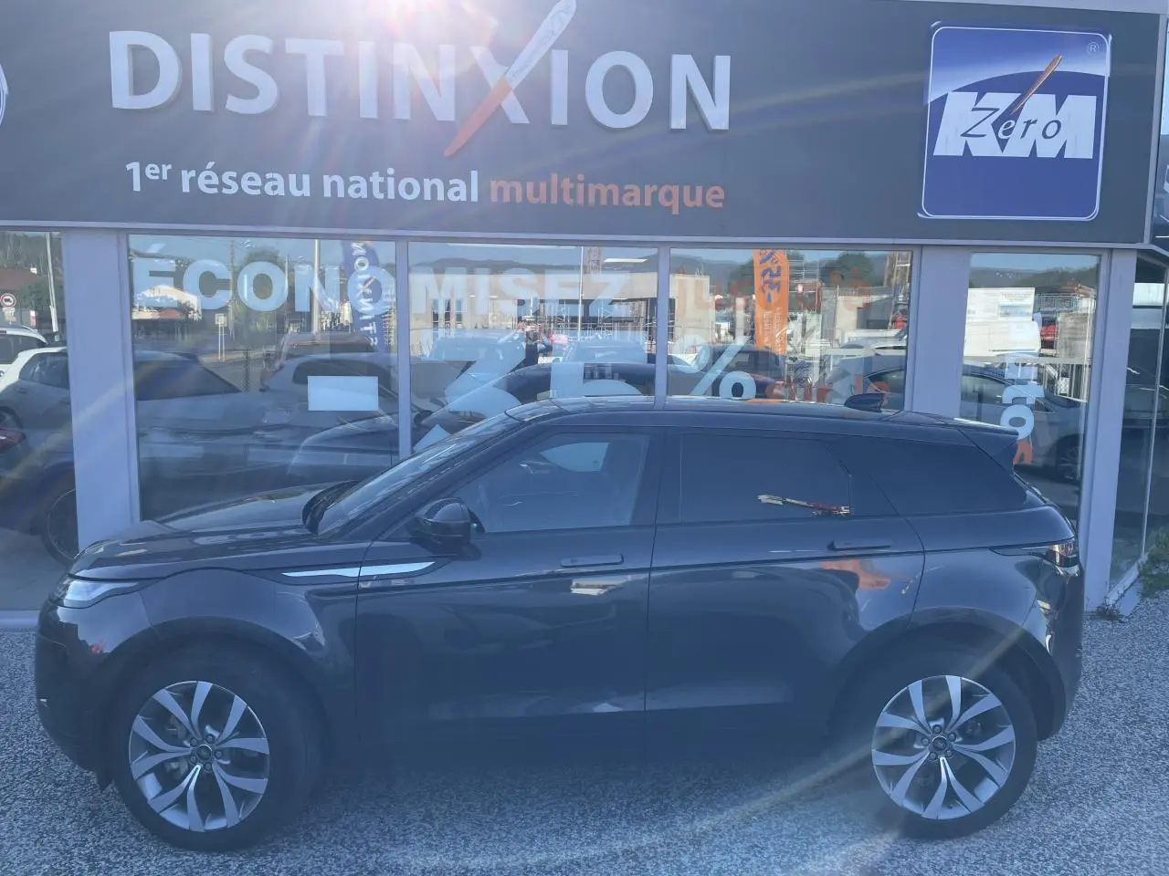 Profil côté gauche du Range Rover Evoque gris métallisé 2019 avec jantes 20 pouces et toit panoramique fixe.