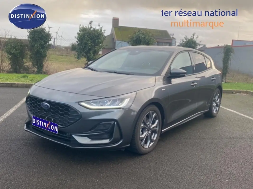 Ford Focus 1.5 EcoBlue gris foncé vue 3/4 avant droit, jantes alliage 17 pouces et phares LED allumés.