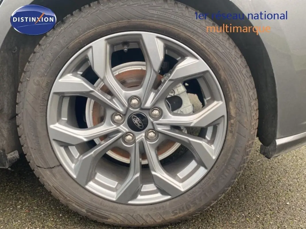 Gros plan sur la jante alliage 17 pouces gris foncé de la Ford Focus 2024 côté avant droit.