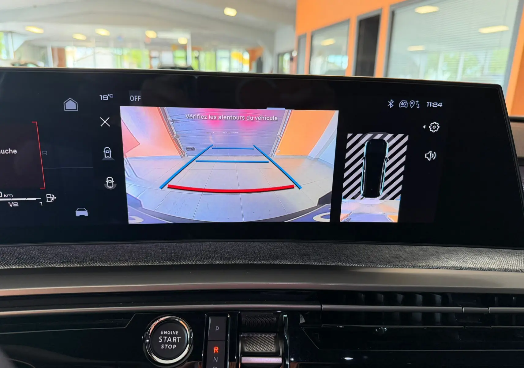 Écran HD 21’’ du Peugeot 5008 Hybrid GT 2025 montrant la caméra de recul et l’aide au stationnement.