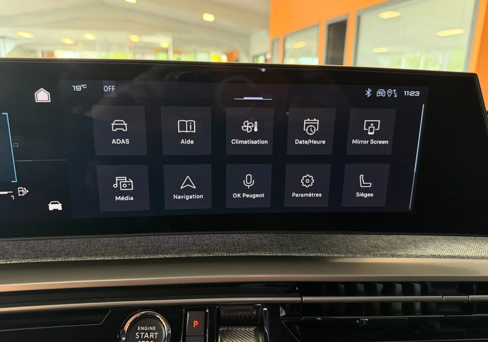 Écran tactile HD 21’’ du Peugeot 5008 Hybrid 145 GT affichant les menus de climatisation et navigation, intérieur tissu gris.