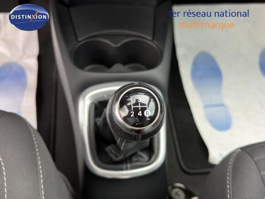 Gros plan sur le levier de vitesse manuel noir au centre de la console d'une Toyota Yaris bleu foncé de 2018.
