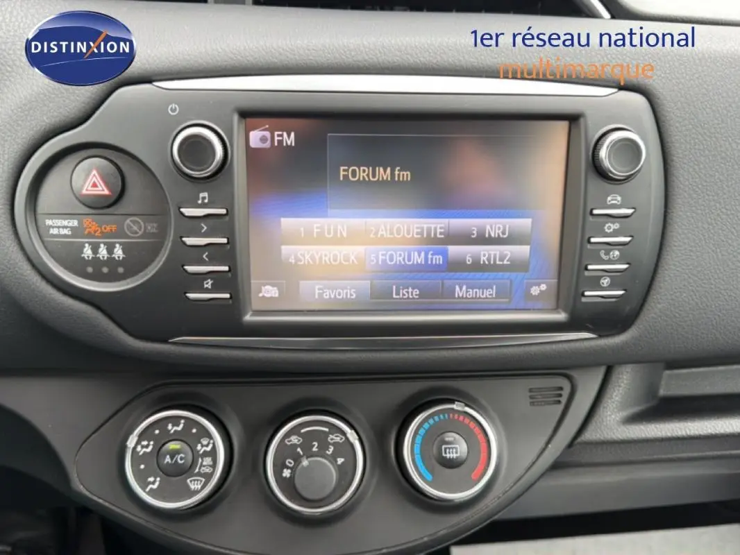 Gros plan sur l'écran multimédia et les commandes de climatisation de la Toyota Yaris MC2 69 VVT-i Design 2018.