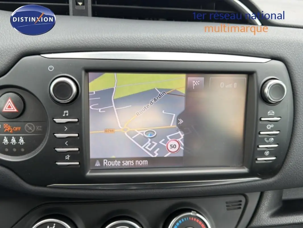 Vue rapprochée de l’écran tactile du système de navigation de la Toyota Yaris MC2 69 VVT-i Design 2018.