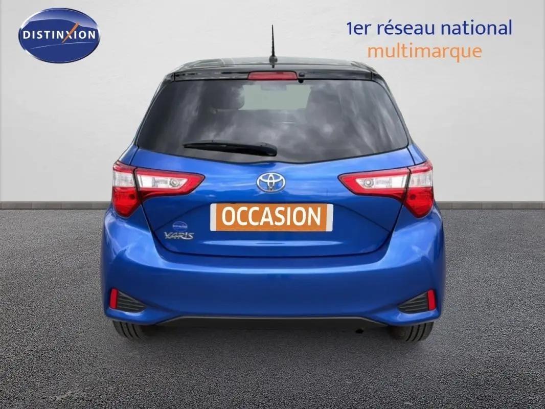 Vue arrière d'une Toyota Yaris bleu foncé 2018 avec feux distinctifs et plaque "OCCASION" visible.