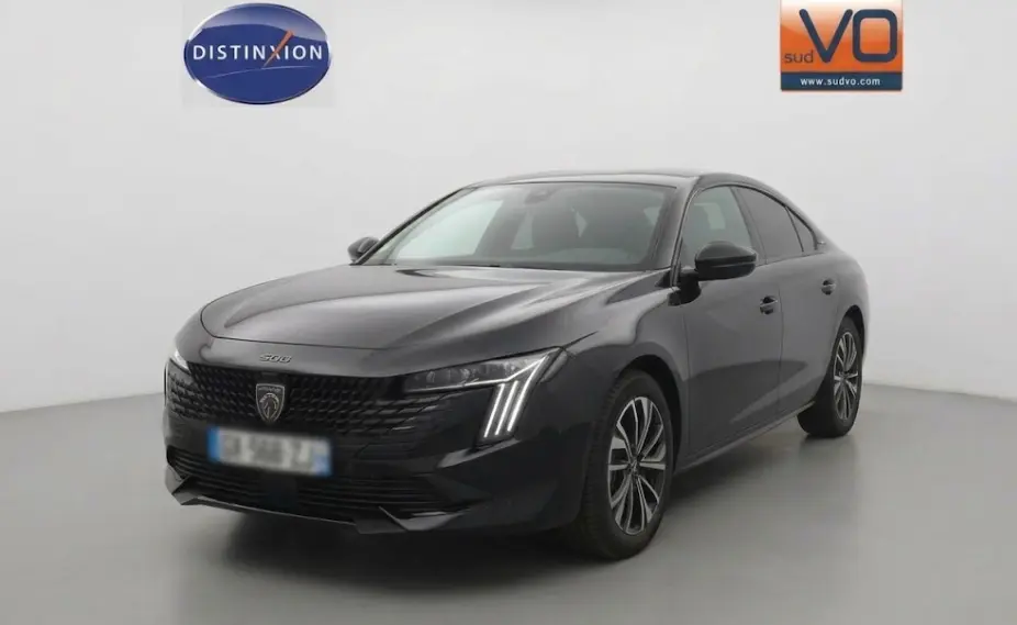 Peugeot 508 Hybrid noir vue 3/4 avant droit, avec jantes alliage 17 pouces et feux LED distinctifs.