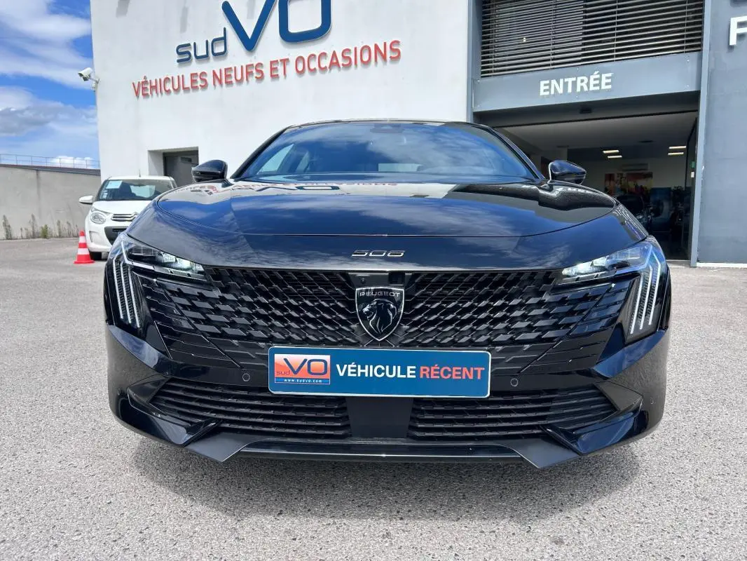 Vue frontale d'une Peugeot 508 Hybrid 225 e-EAT8 Allure noire, avec calandre noire et phares LED distinctifs.