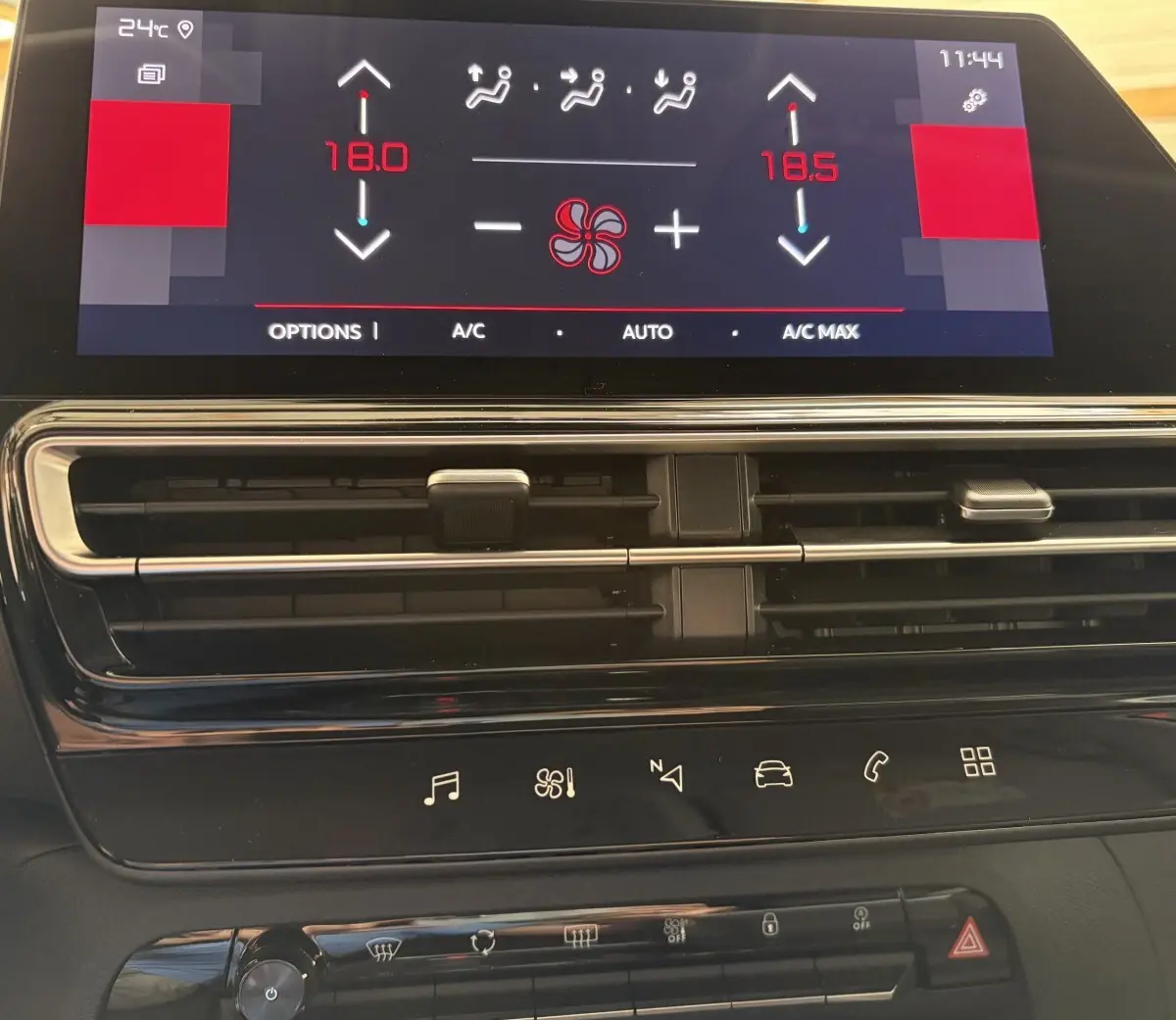 Écran tactile central affichant la climatisation avec réglages de température, sur tableau de bord noir du Citroën C5 Aircross blanc.