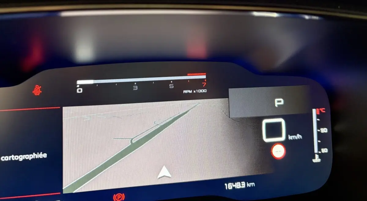 Tableau de bord numérique du Citroën C5 Aircross blanc 2025 avec affichage vitesse, navigation et température.