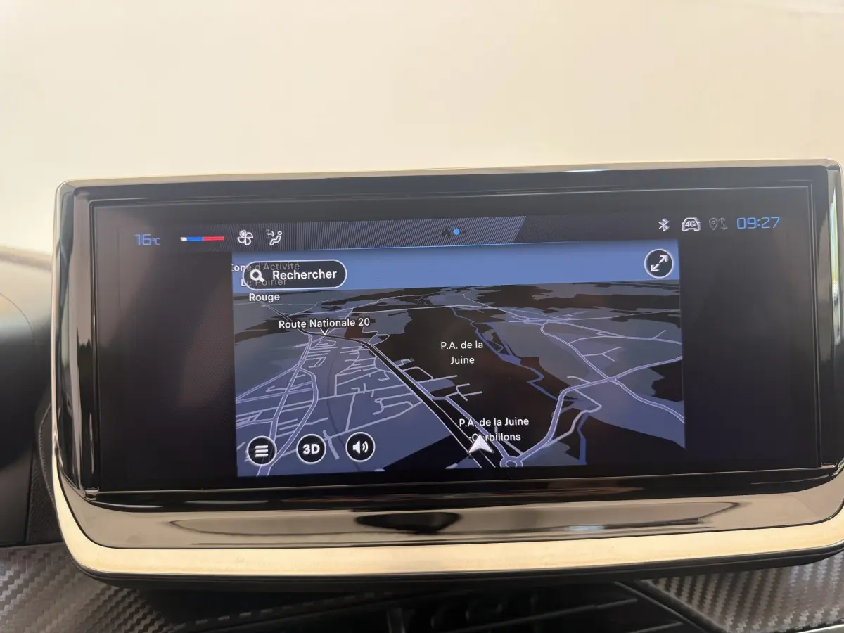 Écran tactile central de navigation 7 pouces affichant une carte, intérieur Peugeot 208 blanc 2025.
