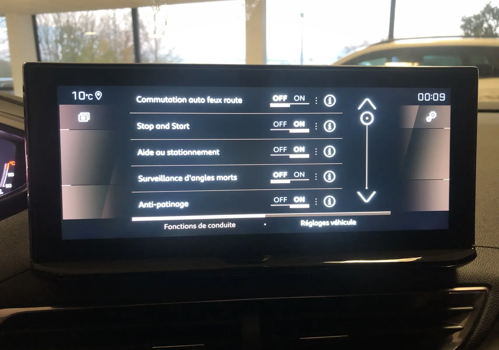 Écran tactile intérieur du Peugeot 3008 1.2i 130 GT affichant les réglages d'aides à la conduite.